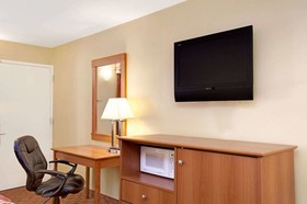 HomeTowne Studios by Red Roof Bordentown - McGuire AFB