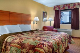 HomeTowne Studios by Red Roof Bordentown - McGuire AFB