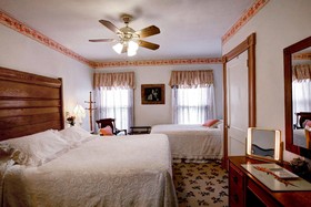 Antoinette's Apartments & Suites
