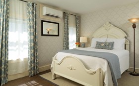 Carroll Villa Hotel