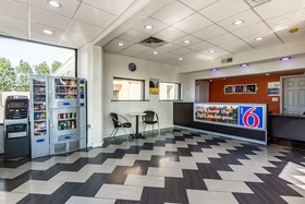 Motel 6 Elizabeth - Newark Liberty International Airport