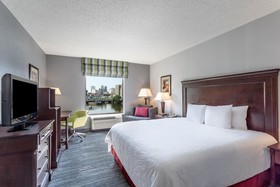 Hampton Inn & Suites Newark Harrison Riverwalk