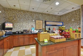 Hampton Inn & Suites Newark Harrison Riverwalk