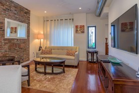 Deedee's Hideaway On Grove