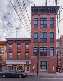 Deedee's Hideaway On Grove