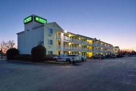 HomeTowne Studios Philadelphia - Maple Shade, NJ