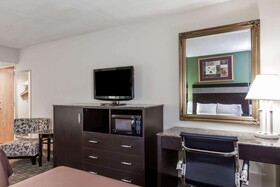 Howard Johnson by Wyndham Newark Airport