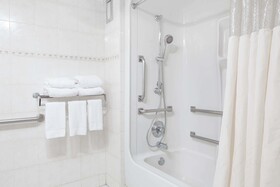Howard Johnson by Wyndham Newark Airport