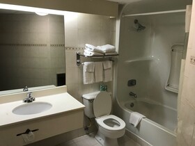 Howard Johnson by Wyndham Newark Airport