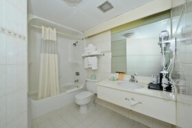 Howard Johnson by Wyndham Newark Airport