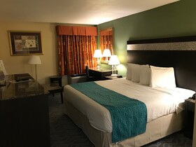 Howard Johnson by Wyndham Newark Airport
