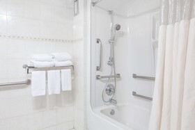 Howard Johnson by Wyndham Newark Airport