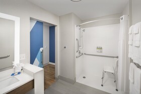 Holiday Inn Express & Suites North Brunswick