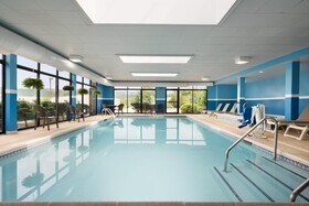 Holiday Inn Express & Suites North Brunswick