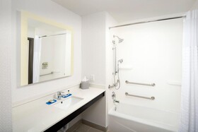 Holiday Inn Express & Suites North Brunswick
