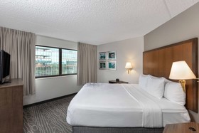 La Quinta Inn & Suites by Wyndham Secaucus Meadowlands