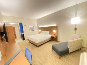 Holiday Inn Express & Suites Williamstown - Glassboro
