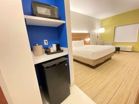 Holiday Inn Express & Suites Williamstown - Glassboro