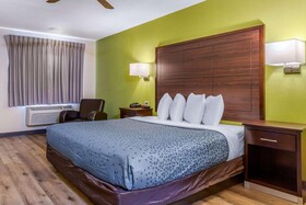 Econo Lodge West - Coors Blvd