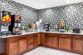 Econo Lodge West - Coors Blvd