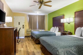 Econo Lodge West - Coors Blvd