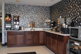 Econo Lodge West - Coors Blvd