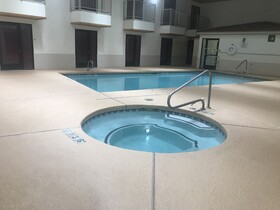 Econo Lodge West - Coors Blvd