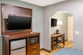 Econo Lodge West - Coors Blvd