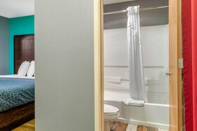 Econo Lodge West - Coors Blvd