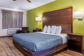 Econo Lodge West - Coors Blvd