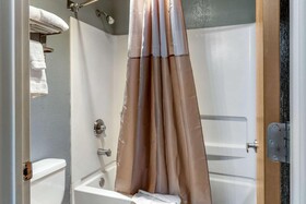 Econo Lodge West - Coors Blvd