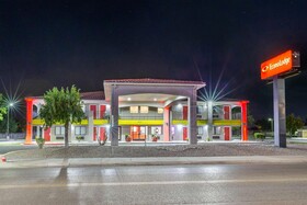 Econo Lodge West - Coors Blvd