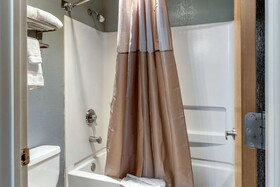 Econo Lodge West - Coors Blvd