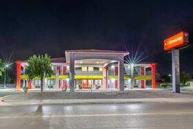 Econo Lodge West - Coors Blvd