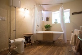 Red Horse Vineyard Bed & Breakfast