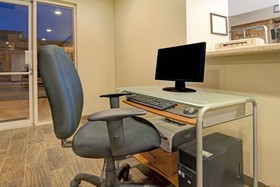 Super 8 by Wyndham Belen NM