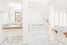 Super 8 by Wyndham Bloomfield