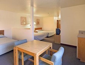 Super 8 by Wyndham Bloomfield