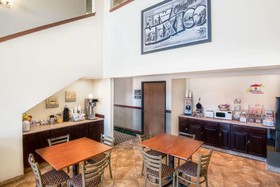 Super 8 by Wyndham Clayton