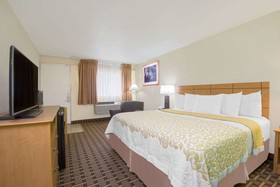 Days Inn & Suites by Wyndham Clovis