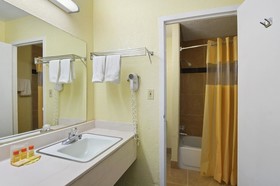 Days Inn & Suites by Wyndham Clovis