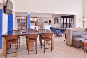 Holiday Inn Express & Suites Farmington Bloomfield