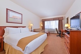 Holiday Inn Express & Suites Farmington Bloomfield