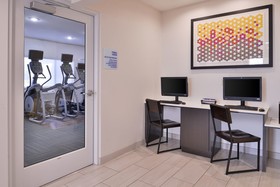 Holiday Inn Express & Suites Farmington Bloomfield