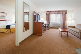 Holiday Inn Express & Suites Farmington Bloomfield