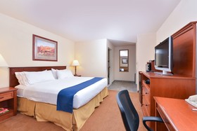 Holiday Inn Express & Suites Farmington Bloomfield