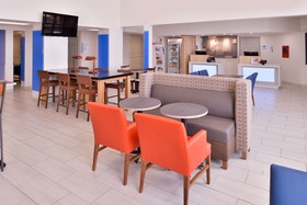 Holiday Inn Express & Suites Farmington Bloomfield