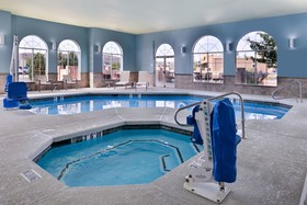 Holiday Inn Express & Suites Farmington Bloomfield