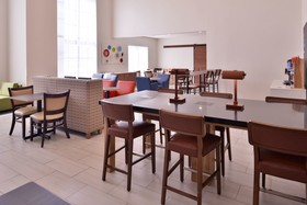 Holiday Inn Express & Suites Farmington Bloomfield