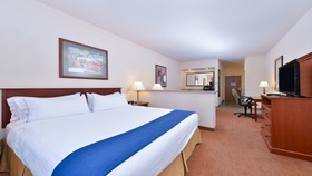 Holiday Inn Express & Suites Farmington Bloomfield